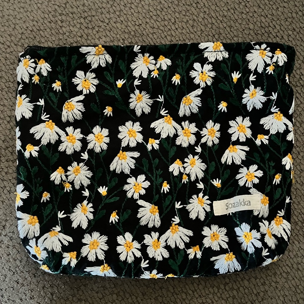 DAISY EMBROIDERED MAKEUP BAG